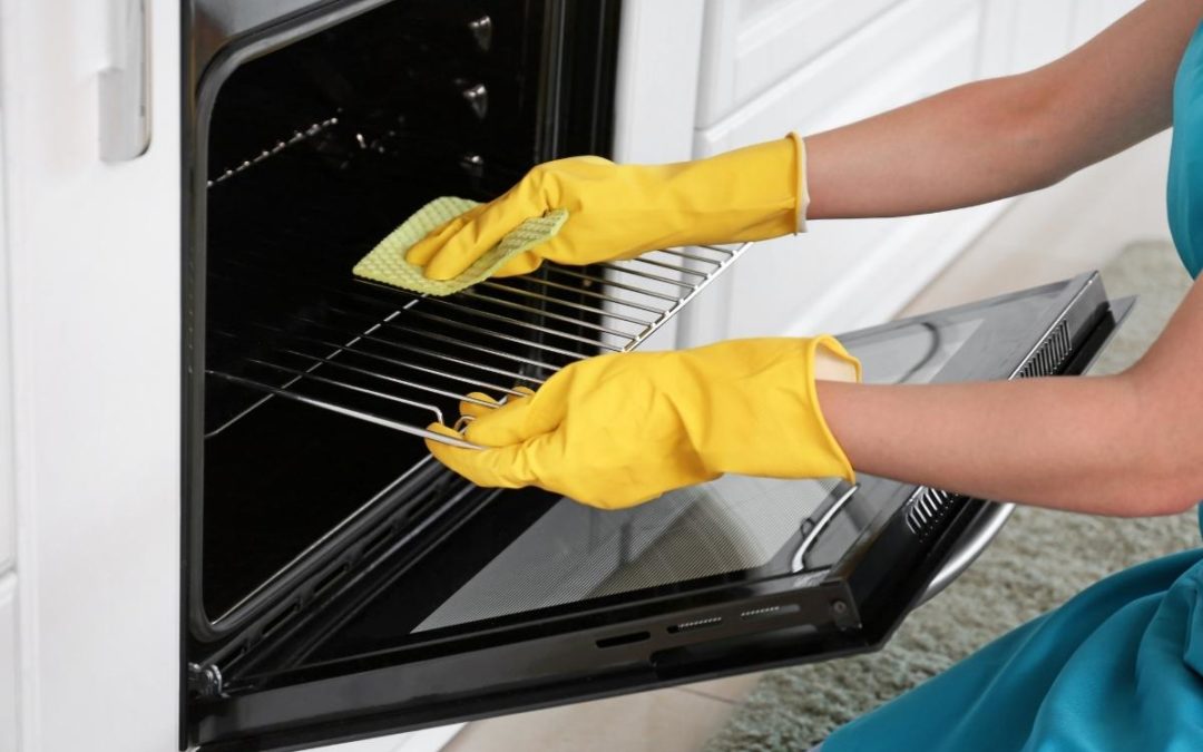 Our 7 Tips To Deep Clean Your Oven Naturally